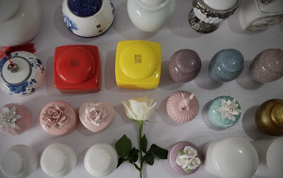 各種陶瓷罐是用來(lái)裝寵物骨灰的。