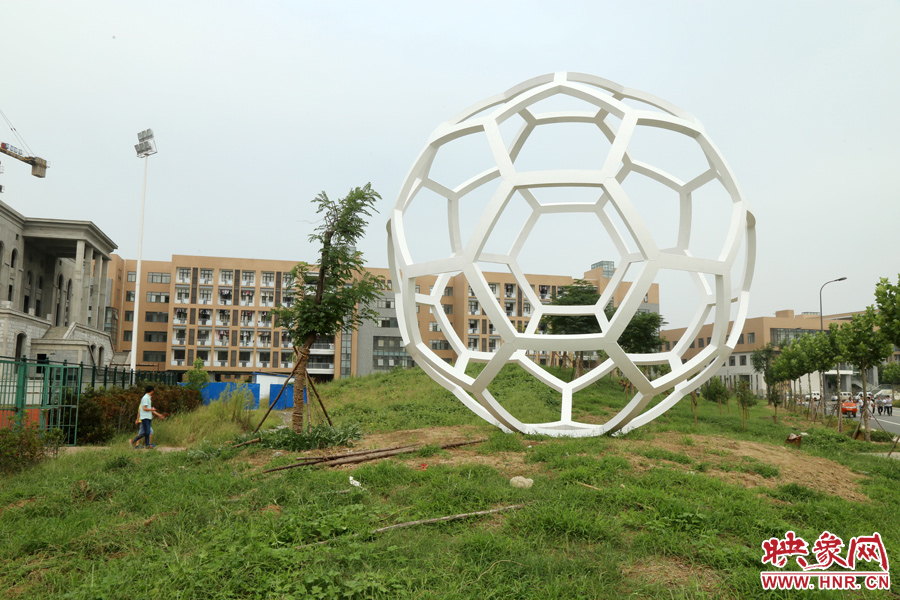 這是一座多邊形曲面藝術(shù)品，直徑約6米，剛剛建成，目前還沒有命名。