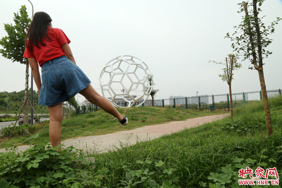 踢”足球“。