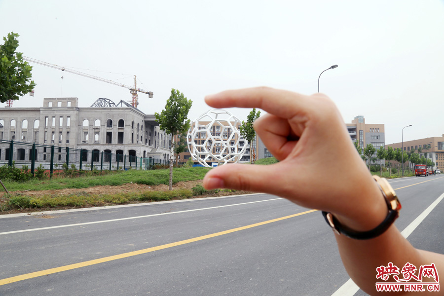 一名女生在拍創(chuàng)意照片。