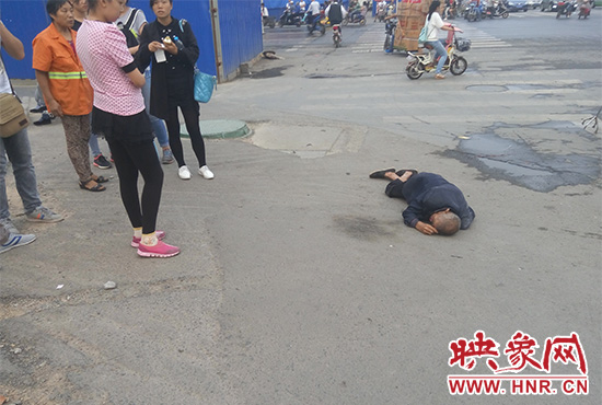 老人倒地后無人敢扶，過路市民拍照作證。