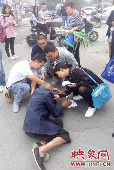 一些愛心市民在撥打了110和120后，上前給老人擦臉上的血跡。