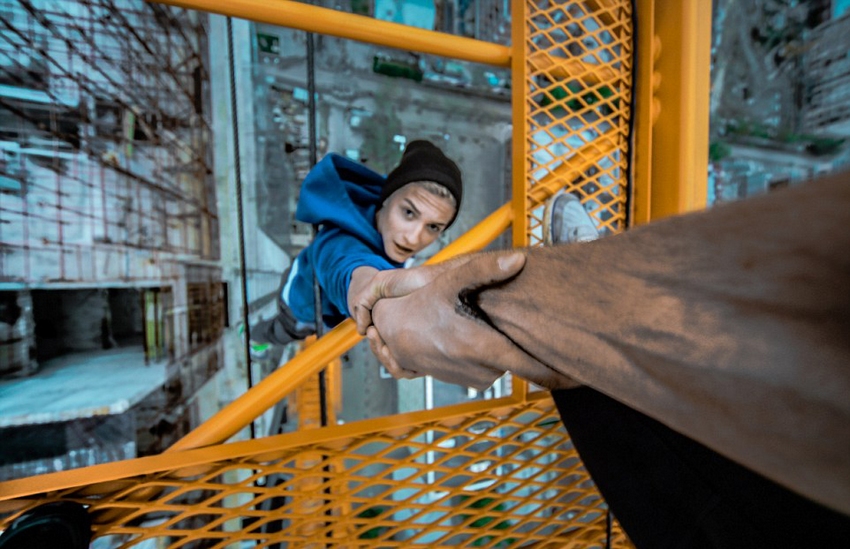 恐高癥慎入！俄羅斯小伙高空跑酷炫特技驚險萬分