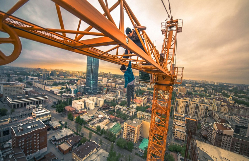 恐高癥慎入！俄羅斯小伙高空跑酷炫特技驚險萬分