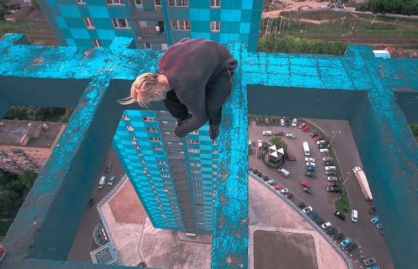 恐高癥慎入！俄羅斯小伙高空跑酷炫特技驚險萬分