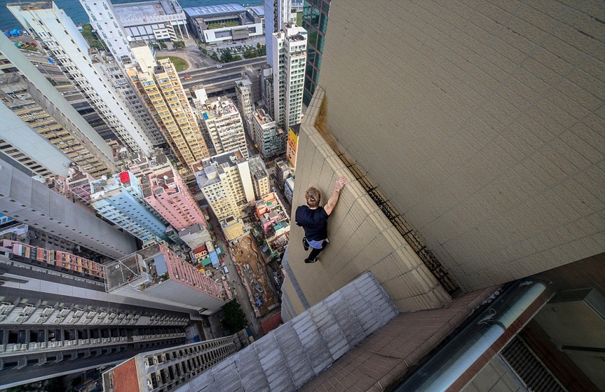 恐高癥慎入！俄羅斯小伙高空跑酷炫特技驚險萬分