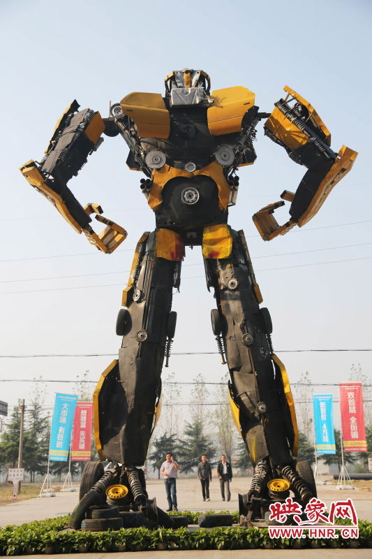 10月14日，一只高18米、寬8米的“變形金剛”矗立在河南省平頂山市寶豐縣一家企業(yè)門前。