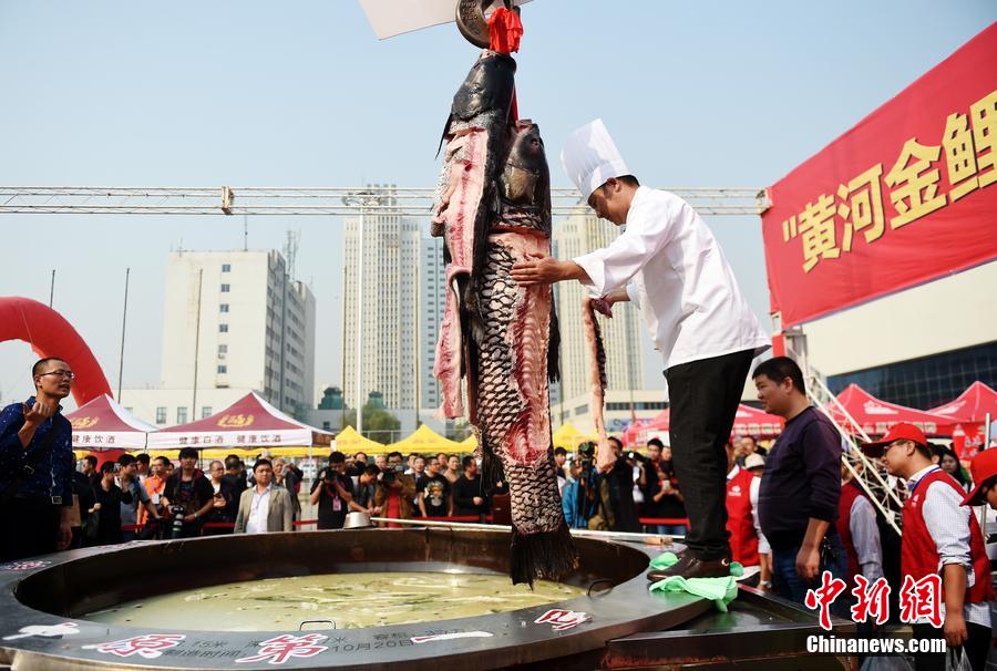 河南鄭州，一個(gè)直徑3.15米，深0.7米，可容納3噸高湯的“中原第一鍋”現(xiàn)場烹煮火鍋盛宴。