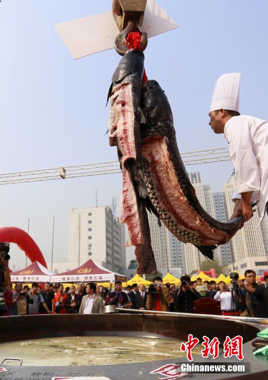 廚師對魚肉進(jìn)行處理。 圖片來源：CFP視覺中國