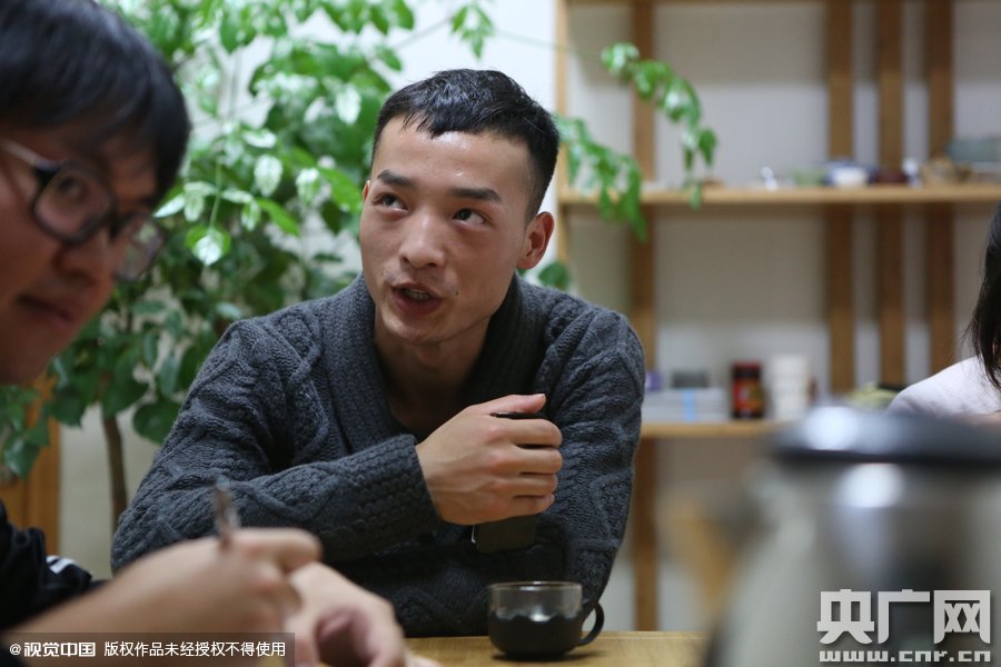 網(wǎng)絡(luò)紅人葉良辰現(xiàn)身浙江臺(tái)州，接受記者的專訪。