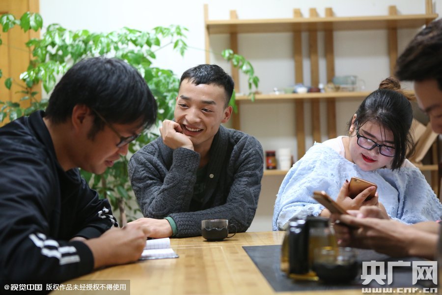 網(wǎng)絡(luò)紅人葉良辰現(xiàn)身浙江臺(tái)州，接受記者的專訪。