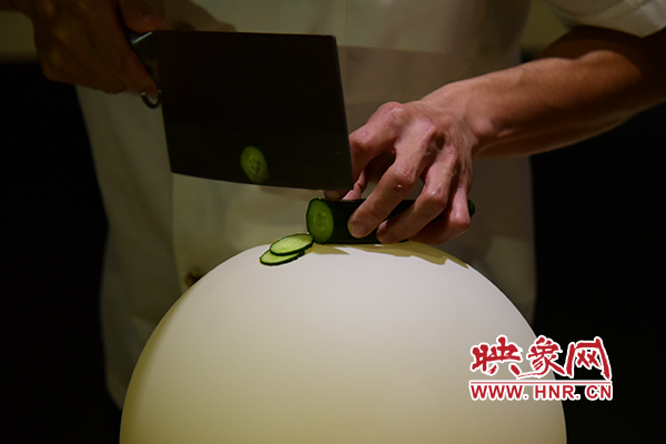 在面團氣球上切菜。