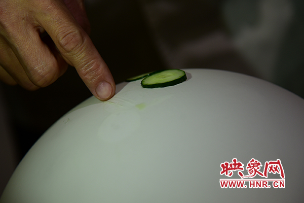 在面團氣球上切菜。