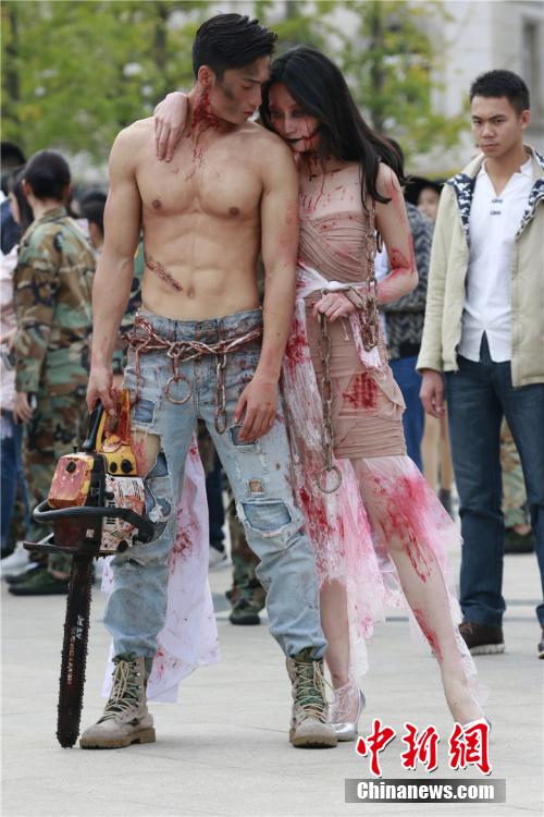 男神教師扮“鬼”學(xué)生稱其為“史上顏值最高男鬼”。何浠 攝