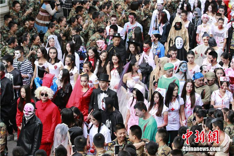 校園“萬圣節(jié)”恐怖化妝派對(duì)讓“群鬼”聚集。 何浠 攝