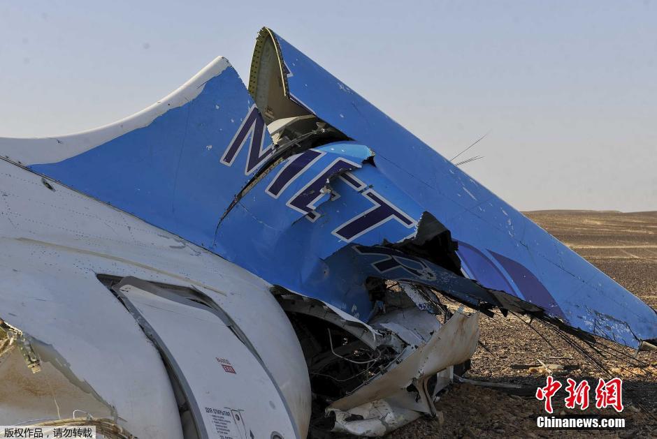 當(dāng)?shù)貢r(shí)間2015年10月31日，在埃及墜毀的俄羅斯客機(jī)殘骸散落在西奈半島的沙漠之中