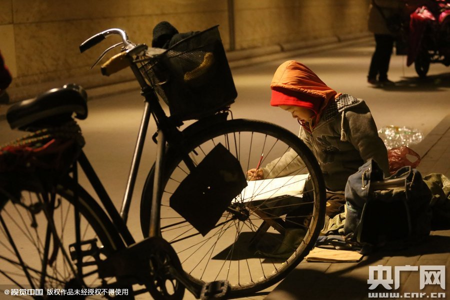 他的父母說，晚上回去晚，孩子的作業(yè)都是在這寫，做小生意不容易，孩子還陪著遭罪，經(jīng)常還有城管攆著不讓在這賣。