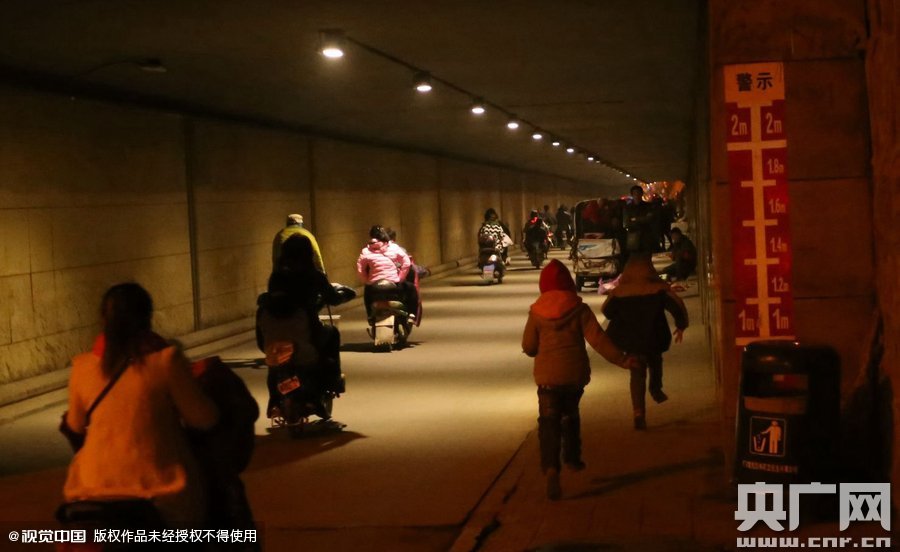 寫完作業(yè)，小一航與鄰居的小伙伴在大橋下玩耍。