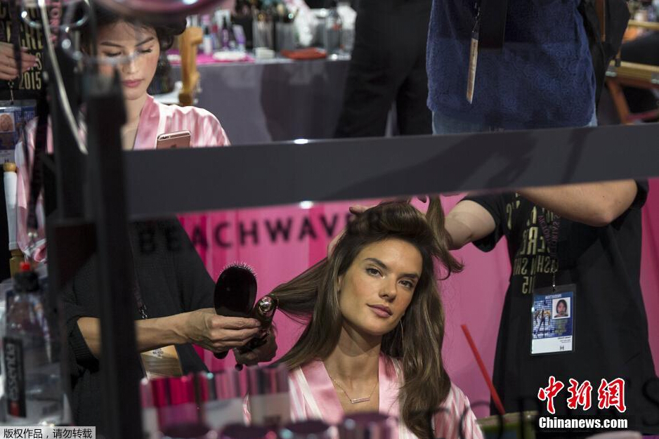 當(dāng)?shù)貢r(shí)間11月10日，2015維多利亞的秘密年度內(nèi)衣秀在紐約上演，模特在后臺(tái)緊張地準(zhǔn)備中。