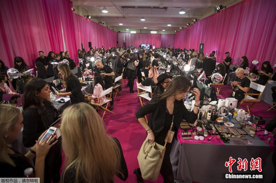 當(dāng)?shù)貢r(shí)間11月10日，2015維多利亞的秘密年度內(nèi)衣秀在紐約上演，模特在后臺(tái)緊張地準(zhǔn)備中。