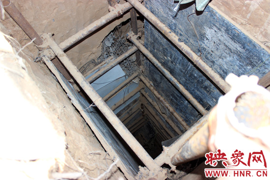 走上叔齊墓的頂端，可以清晰看到兩個沒有填土的坑洞，洞內的四周從上往下放置著腳手架，深不見底。