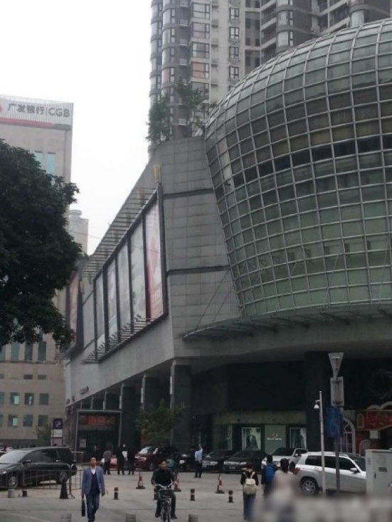 一輛停在停車位上的寶馬轎車，被墜落的樹枝砸中，樹枝徑直插入車內(nèi)，現(xiàn)場引發(fā)不少市民圍觀拍照。