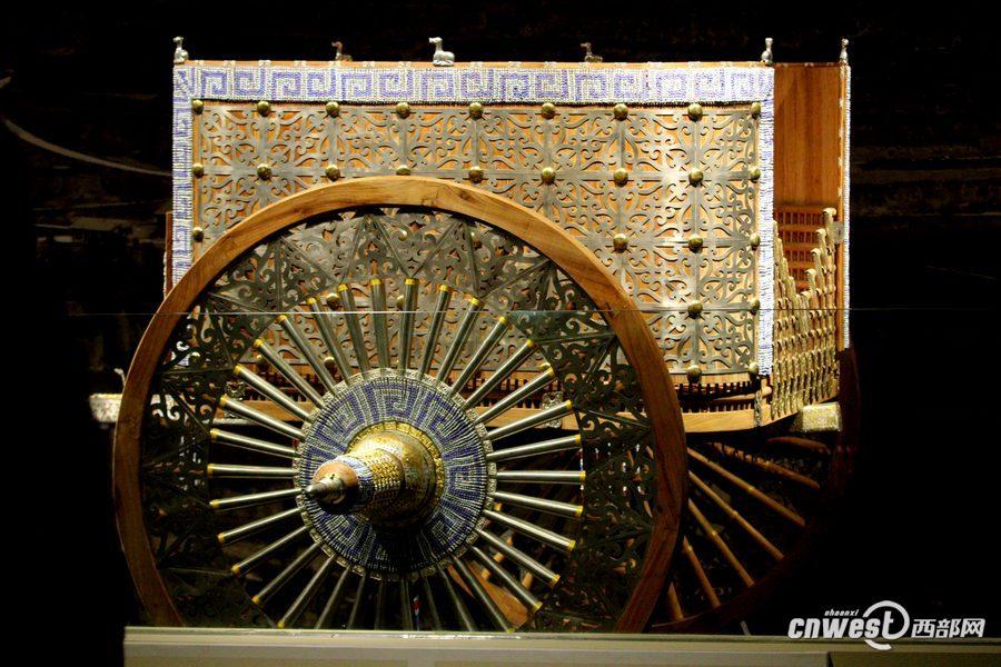 1月7日，甘肅省考古研究所所長(zhǎng)王輝向人們介紹花了200萬(wàn)元復(fù)制的禮儀車(chē)輛。