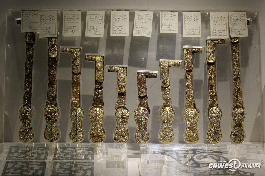 出土的車(chē)門(mén)飾。