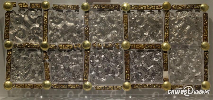 出土的車(chē)廂側(cè)板裝飾物。