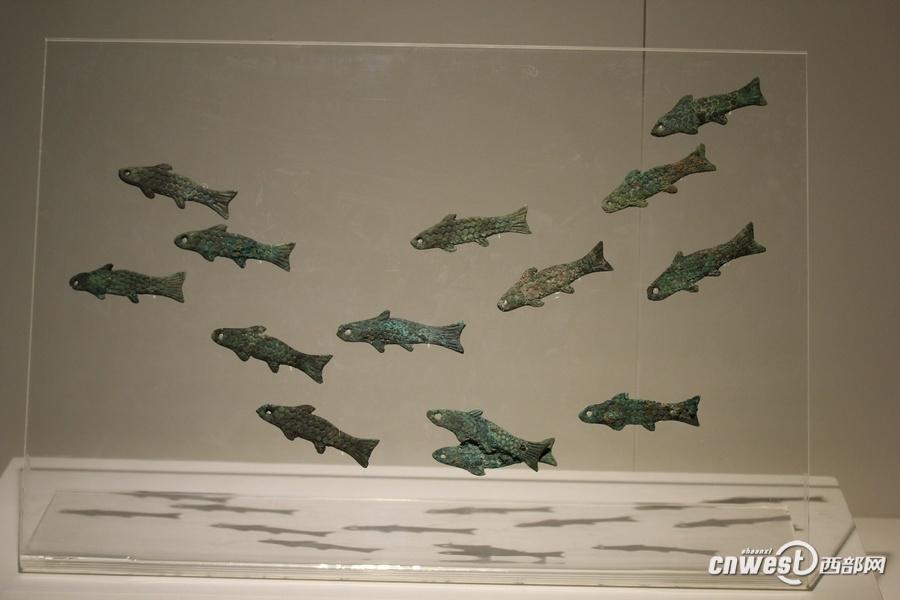 青銅魚(yú)符，有專(zhuān)家推測(cè)是覆蓋棺槨所用荒帷上懸掛的裝飾物。