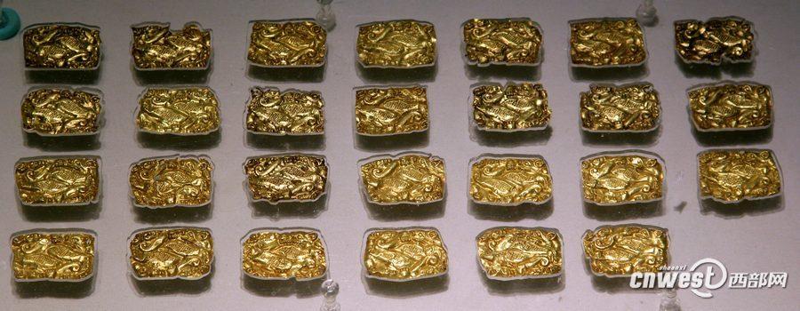 戎人墓出土的黃金牌飾。