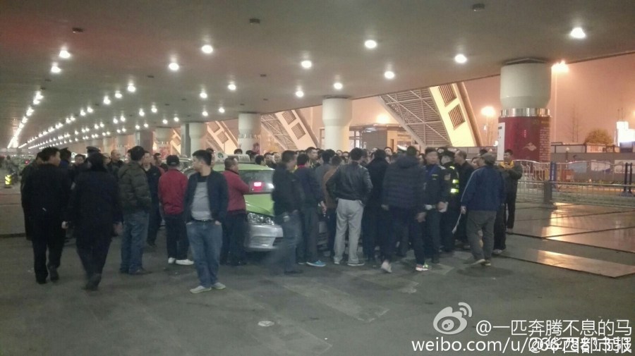 機(jī)場(chǎng)后調(diào)配10多輛機(jī)場(chǎng)大巴運(yùn)送旅客進(jìn)城。