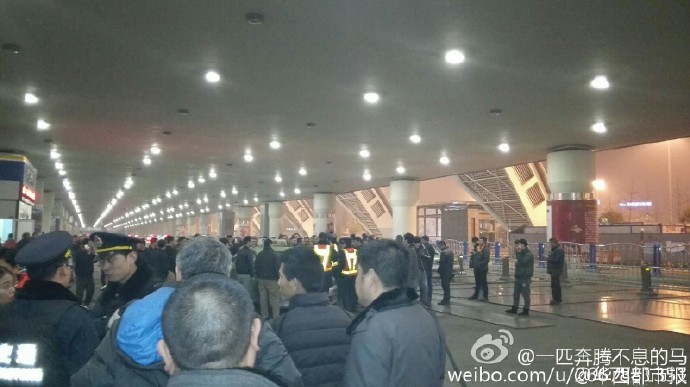 據(jù)現(xiàn)場(chǎng)網(wǎng)友表示：交警和出租車司機(jī)吵了起來。