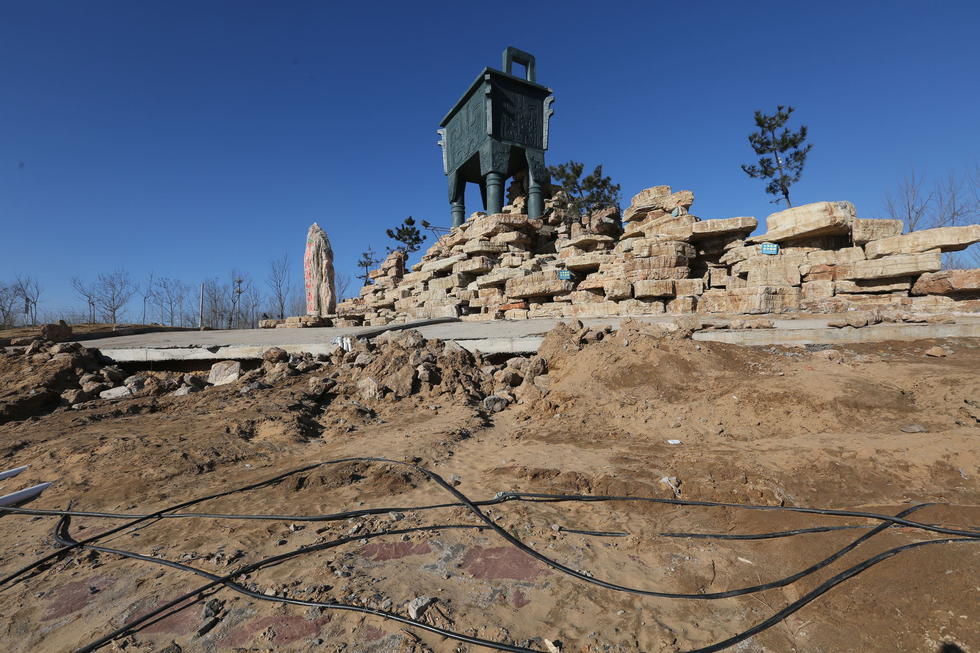 鄭州河邊建十米高銅鼎無防護 網(wǎng)友:不怕淹了？