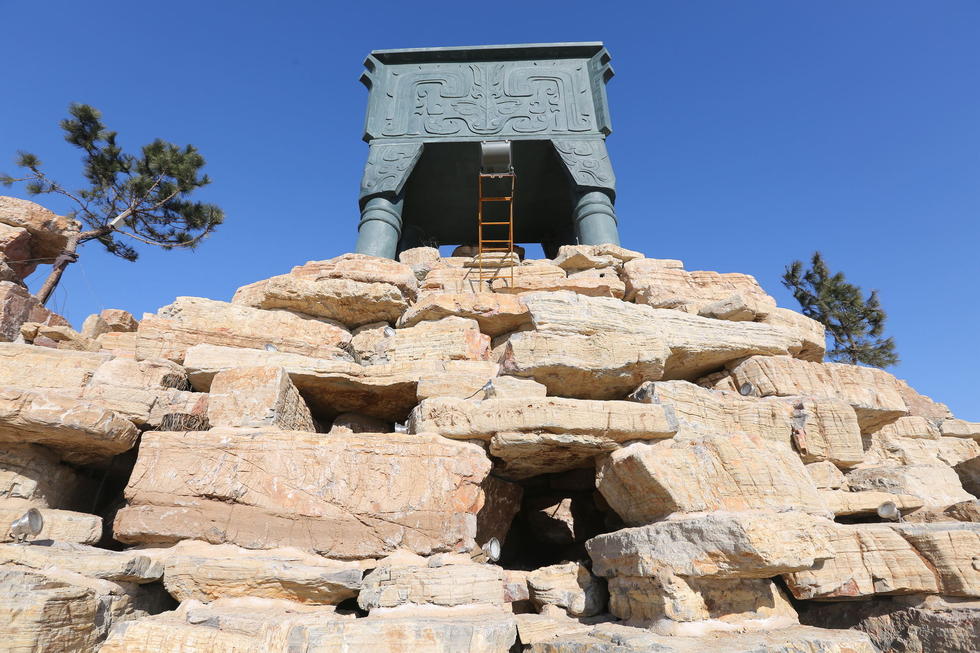 鄭州河邊建十米高銅鼎無防護 網(wǎng)友:不怕淹了？