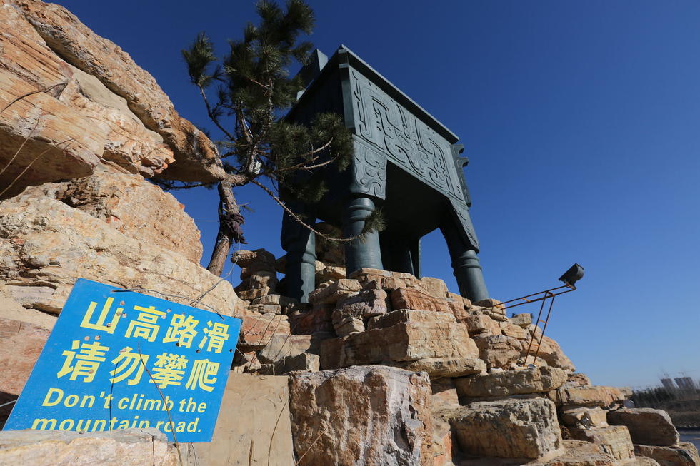 鄭州河邊建十米高銅鼎無防護 網(wǎng)友:不怕淹了？