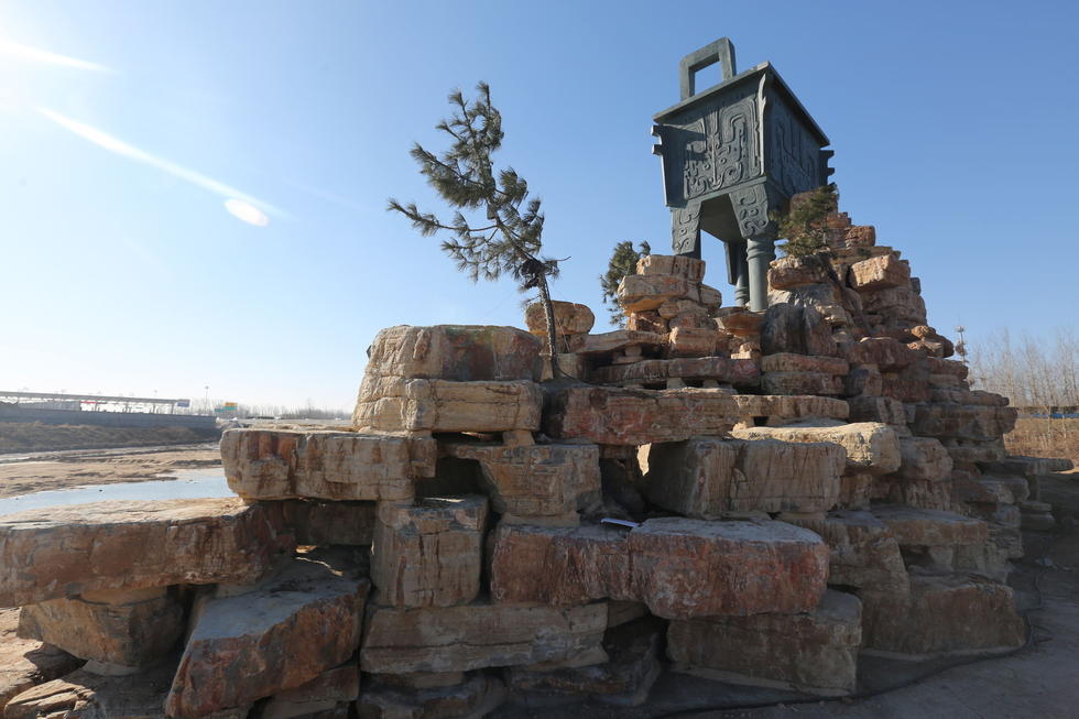 鄭州河邊建十米高銅鼎無防護 網(wǎng)友:不怕淹了？