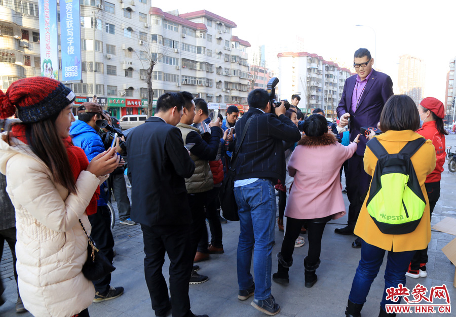 “亞洲第一巨人”張歡身高2.38米，在人群中非常出眾。