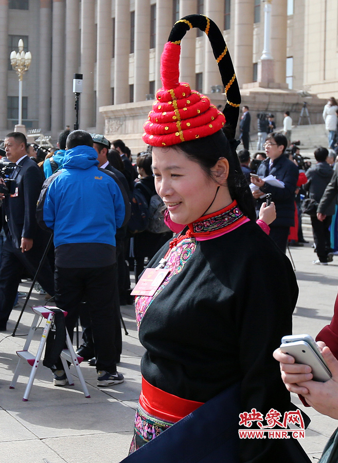 這位代表的頭飾你能猜出是哪個(gè)省的么？