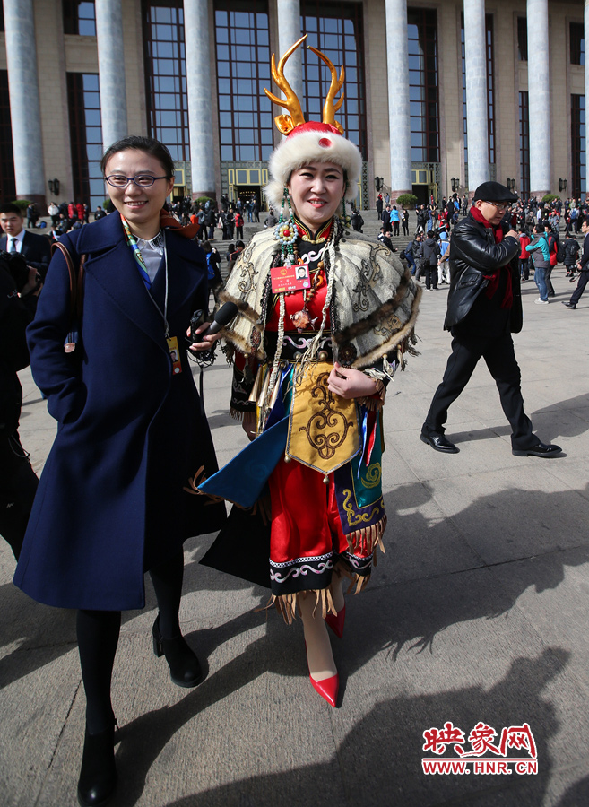 這位黑龍江代表團(tuán)的人大代表，頭上高高的頭飾相當(dāng)搶眼