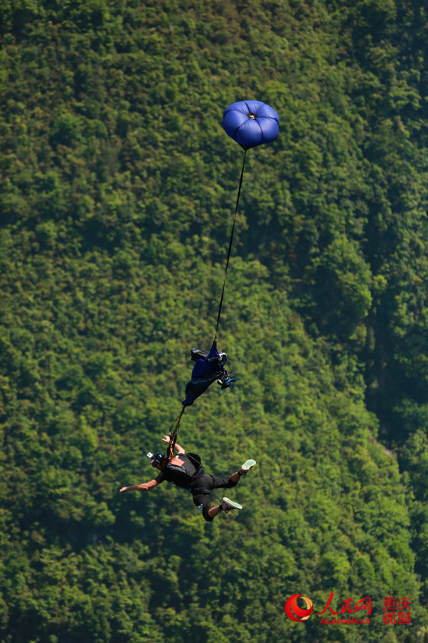 28日，2016世界低空跳傘大賽在重慶云陽龍缸景區(qū)正式開賽。圖為選手角逐中。劉政寧 攝
