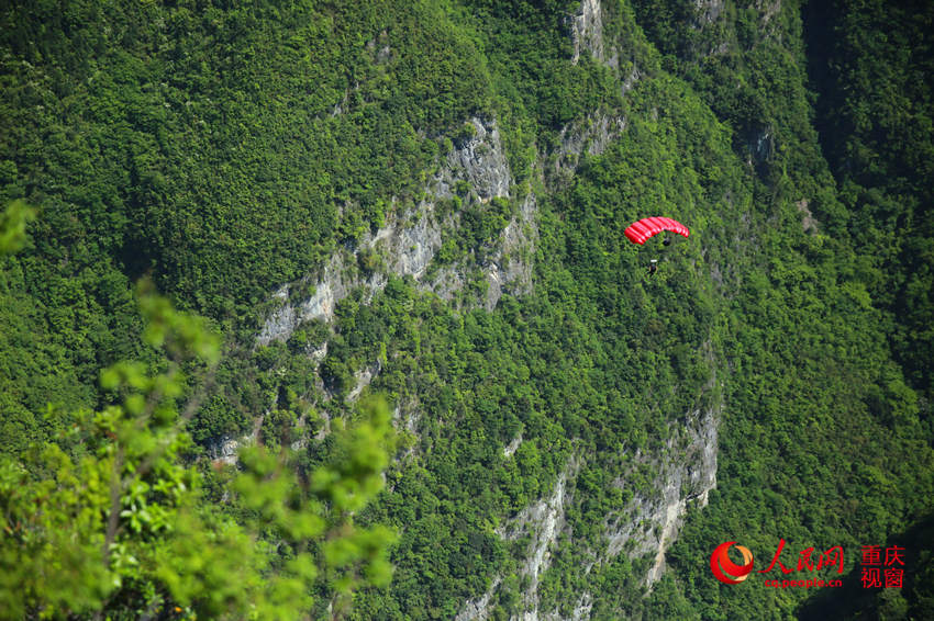 28日，2016世界低空跳傘大賽在重慶云陽龍缸景區(qū)正式開賽。圖為選手角逐中。劉政寧 攝