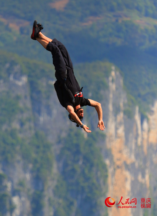 28日，2016世界低空跳傘大賽在重慶云陽龍缸景區(qū)正式開賽。圖為選手角逐中。劉政寧 攝