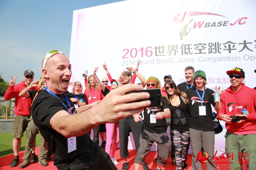 28日，2016世界低空跳傘大賽在重慶云陽龍缸景區(qū)正式開賽。圖為選手角逐中。劉政寧 攝