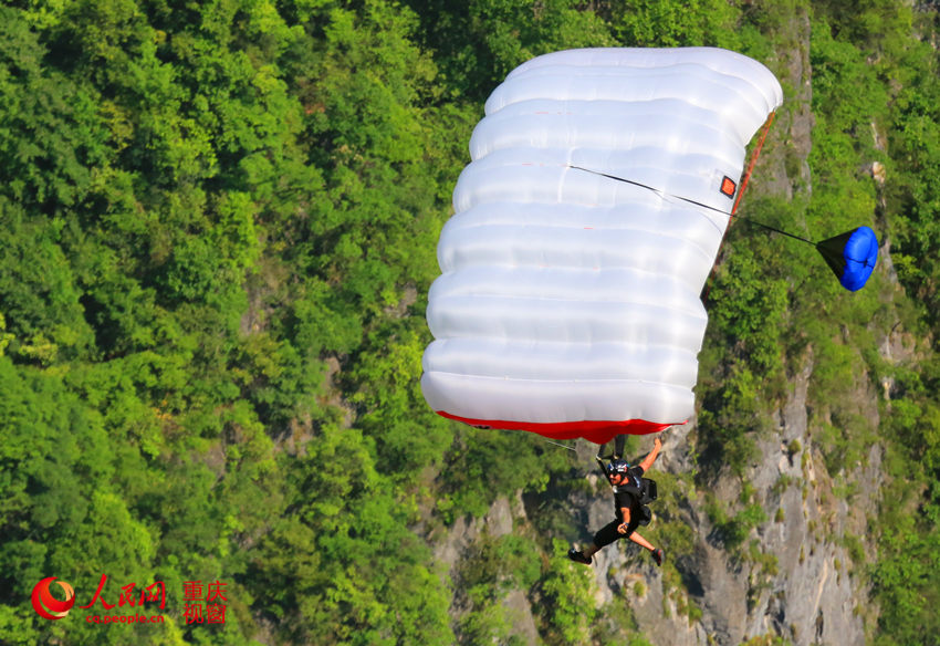 28日，2016世界低空跳傘大賽在重慶云陽龍缸景區(qū)正式開賽。圖為選手角逐中。劉政寧 攝