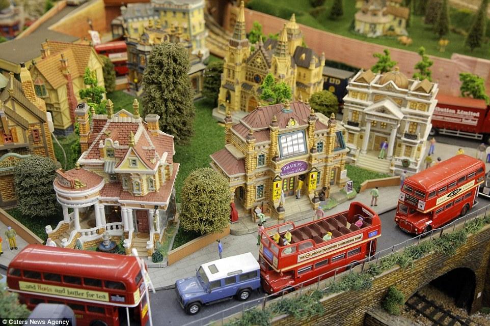 英國(guó)老人20年打造300平米“火車樂(lè)園” 耗資25萬(wàn)英鎊