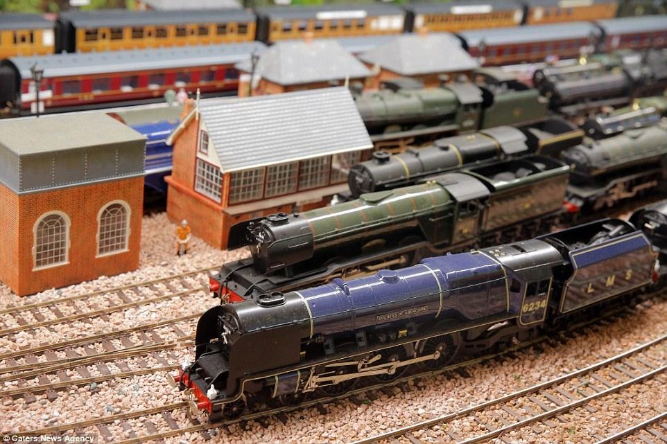 英國(guó)老人20年打造300平米“火車樂(lè)園” 耗資25萬(wàn)英鎊