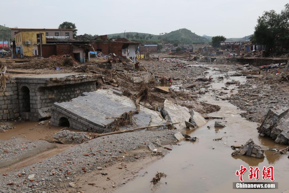 圖為都里鎮(zhèn)被洪水沖斷的橋梁。