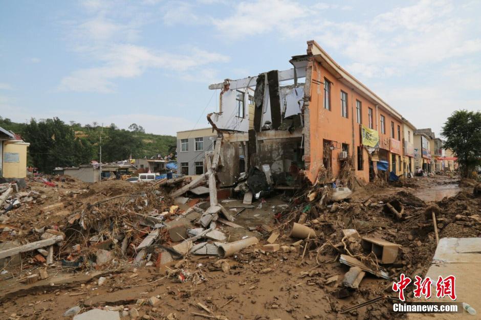 圖為被洪水沖垮的小樓。