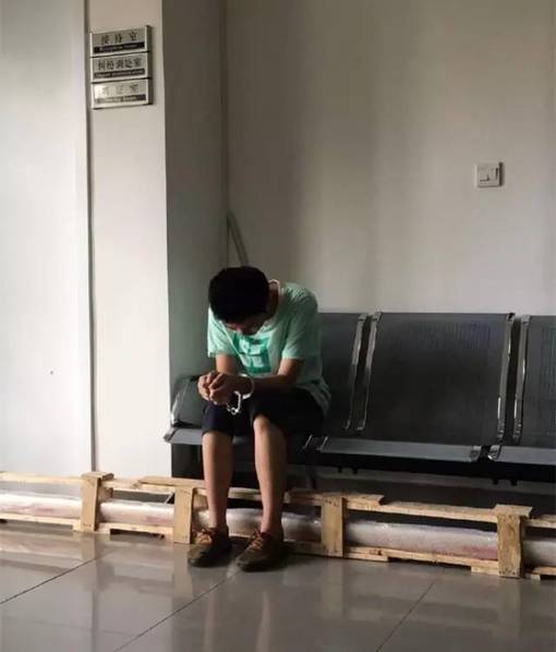 上海一女子地鐵上單手擒色狼 網(wǎng)友點(diǎn)贊